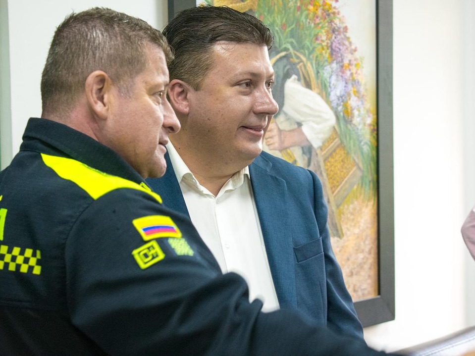 👮 ♂️🏅 ¡Reconocimiento al compromiso con la seguridadNuestro alcalde @maogrisalesg ha sido con 8