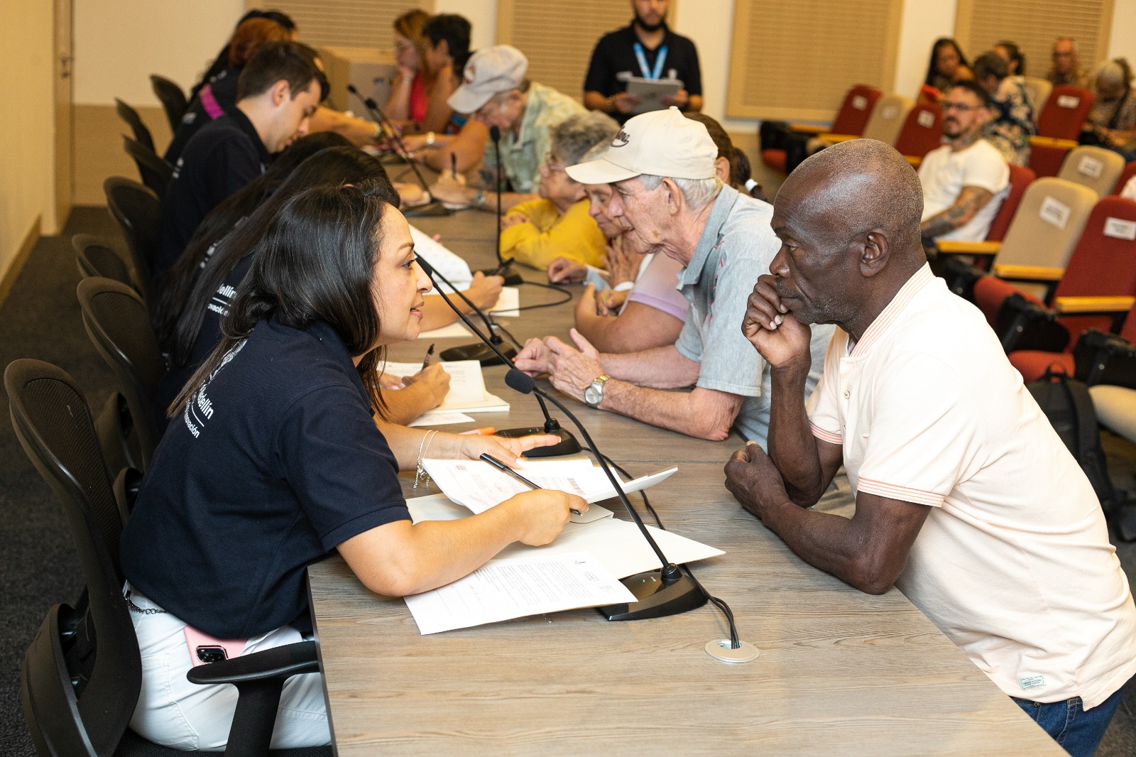 Medellín avanza en la legalización de viviendas construidas sin licencia: 166 familias recibieron sus documentos