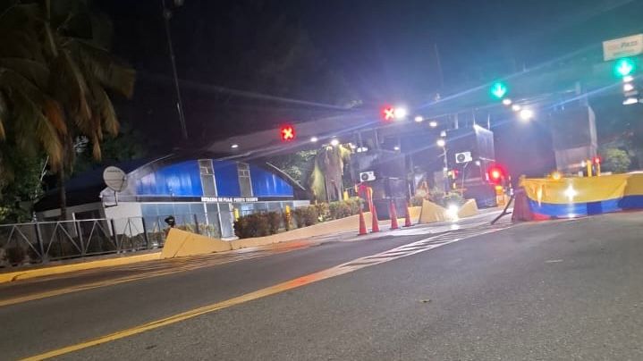 Transportadores levantaron talanqueras en peaje de El Santuario: protestan contra el Invías