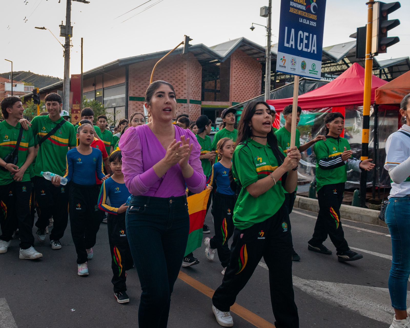 Con desfile y alegría juvenil, La Ceja inauguró la final departamental de los Juegos Intercolegiados