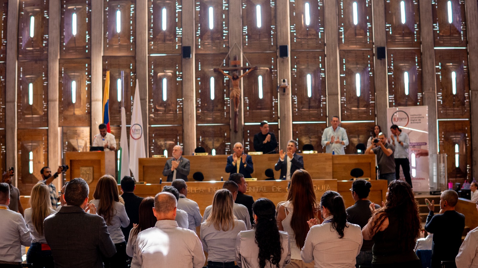 IU Digital de Antioquia recibió distinción en la Asamblea Departamental por la superación de brechas de género