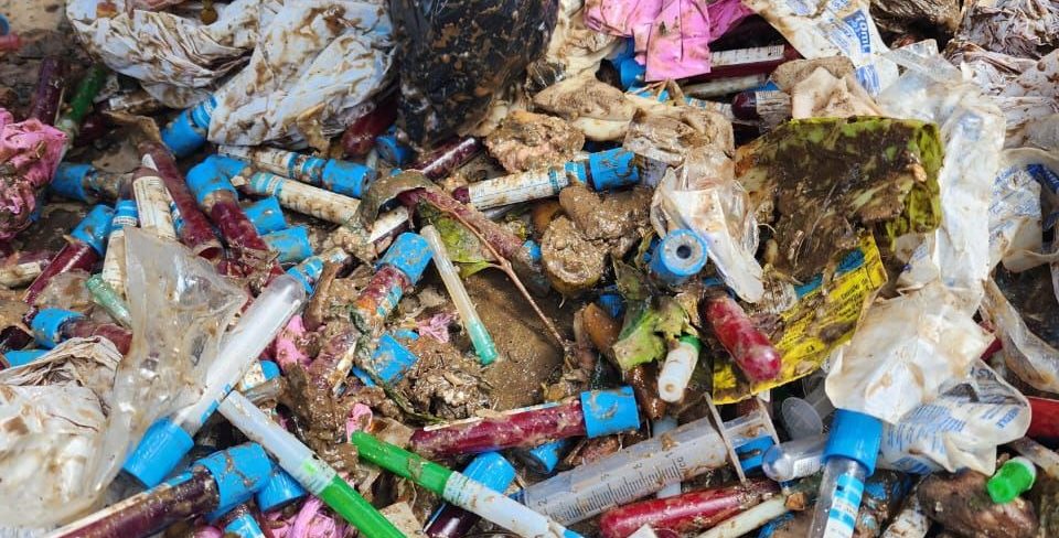 Continúa la disposición irresponsable de residuos en La Ceja: dejan bolsas con sangre y agujas en residuos orgánicos