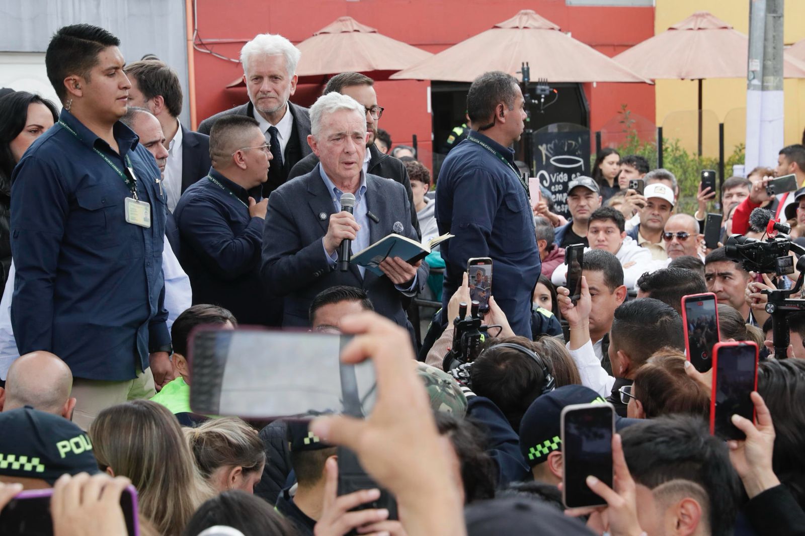 El expresidente Uribe homenajea en el lugar del atentado al asesinado senador Uribe Turbay