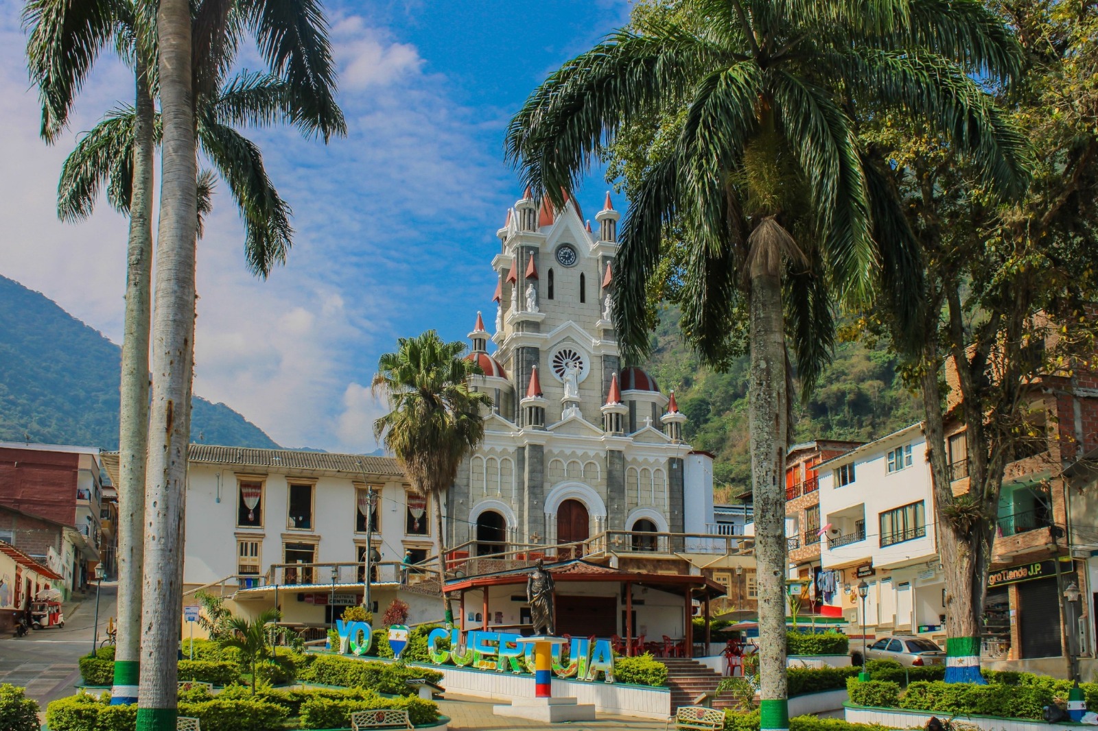 La vía de San Andrés de Cuerquia hacia el Valle de Toledo está cerrada por instalación, al parecer, de un artefacto explosivo