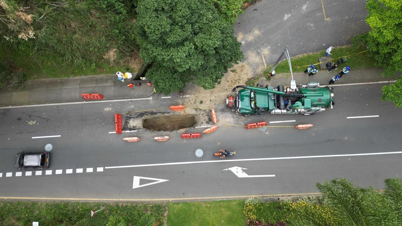Contingencia en la vía Las Palmas por socavamiento en una calzada: hay paso a un carril