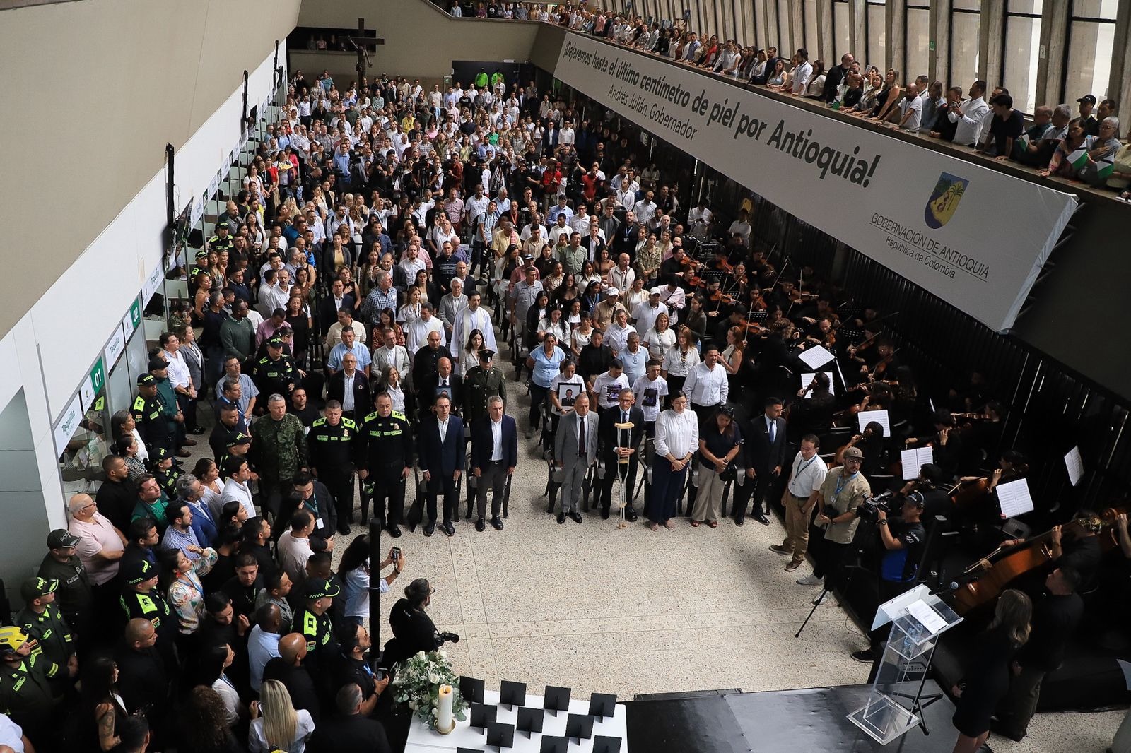 En sentido homenaje, en La Alpujarra despidieron a los 13 policías asesinados en Amalfi