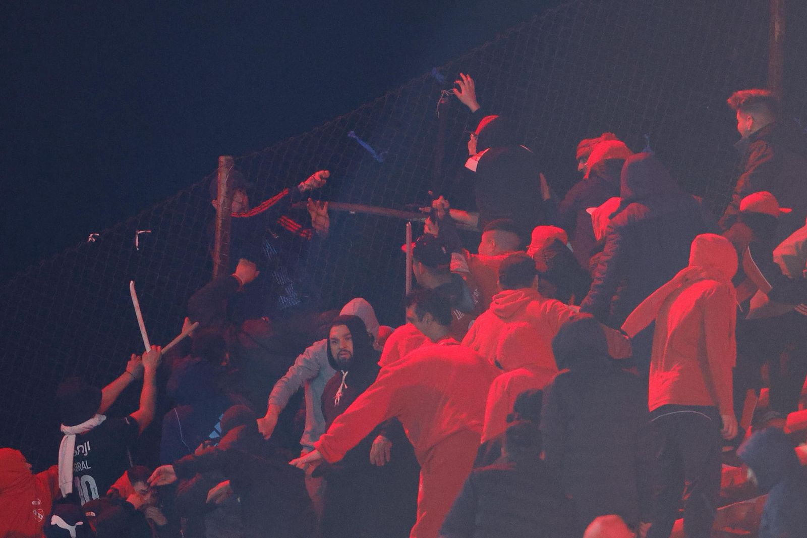 Partido entre Independiente y la U. de Chile terminó con un herido grave y más de 18 hinchas afectados