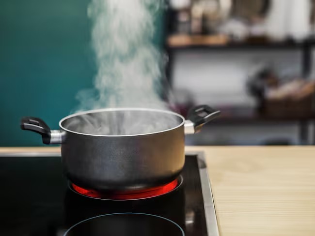 Joven al parecer arrojó agua hirviendo en el rostro de su suegra durante una pelea en la comuna 13 de Medellín