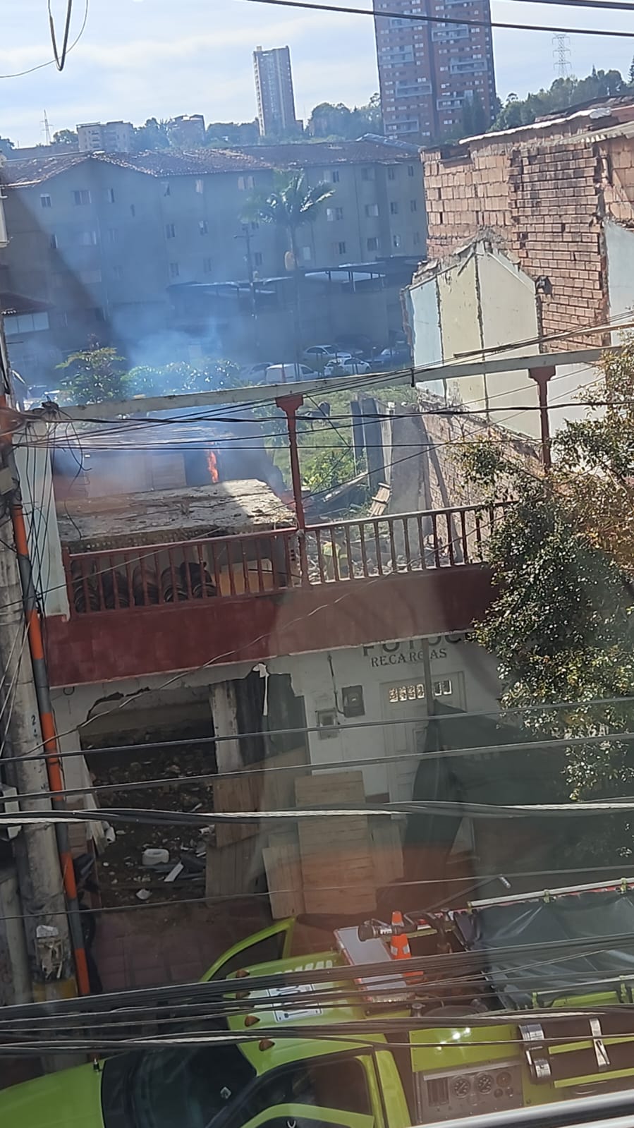Bomberos de Rionegro atienden incendio en vivienda abandonada en la Avenida Galán