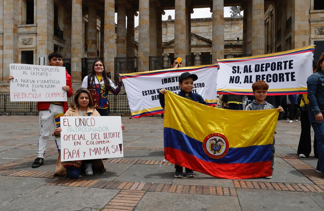 Deportistas colombianos protestan en Bogotá contra recorte al presupuesto del deporte en 2026