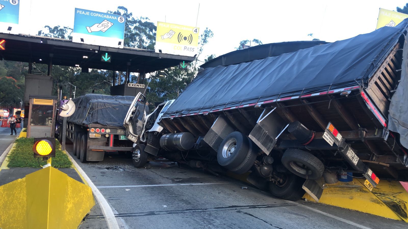 Accidente en el peaje de Copacabana deja un conductor atrapado