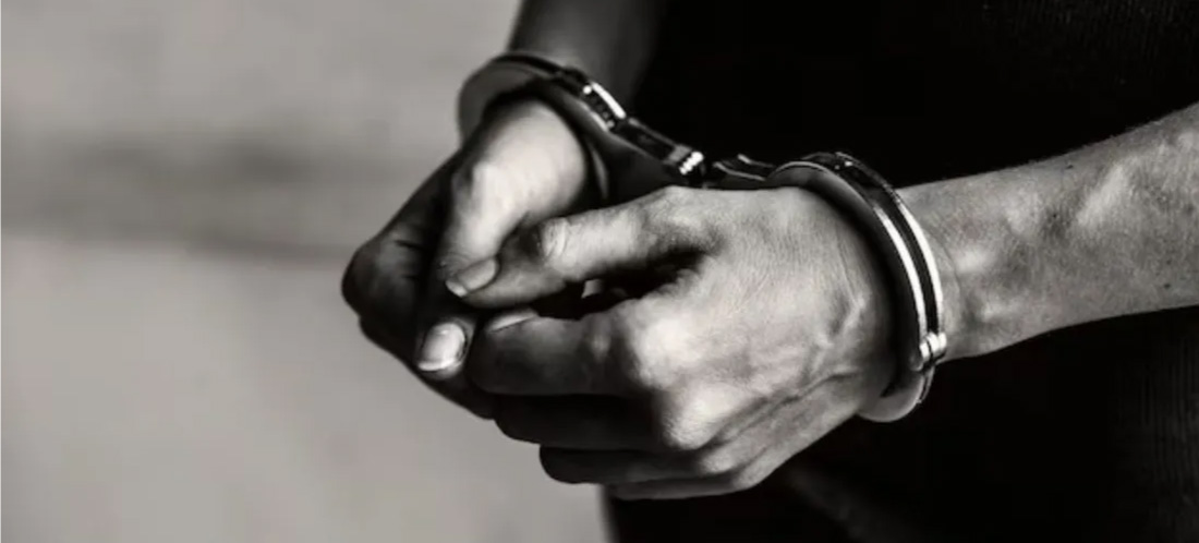 Casa por cárcel para dos policías señalados de pedir dinero a una pareja en Medellín para no judicializarla