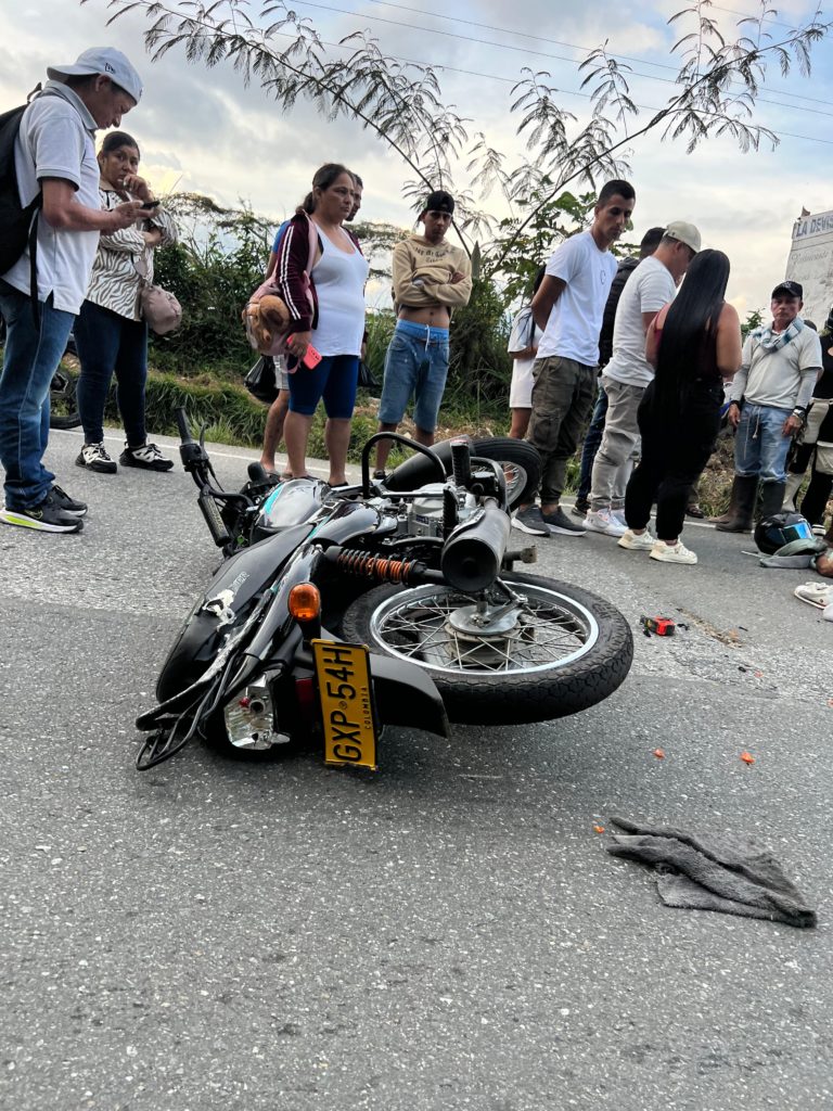 Fatal accidente en la Autopista Medellín–Bogotá, sector La Piñuela. Buscan familiares de la víctima