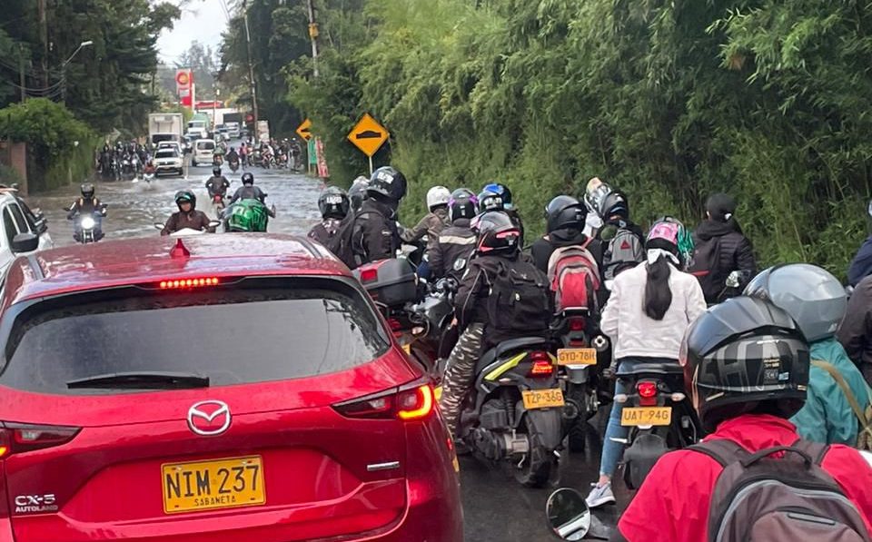 Inundación afecta la movilidad en la vía hacia Rionegro, sector La Cucharita