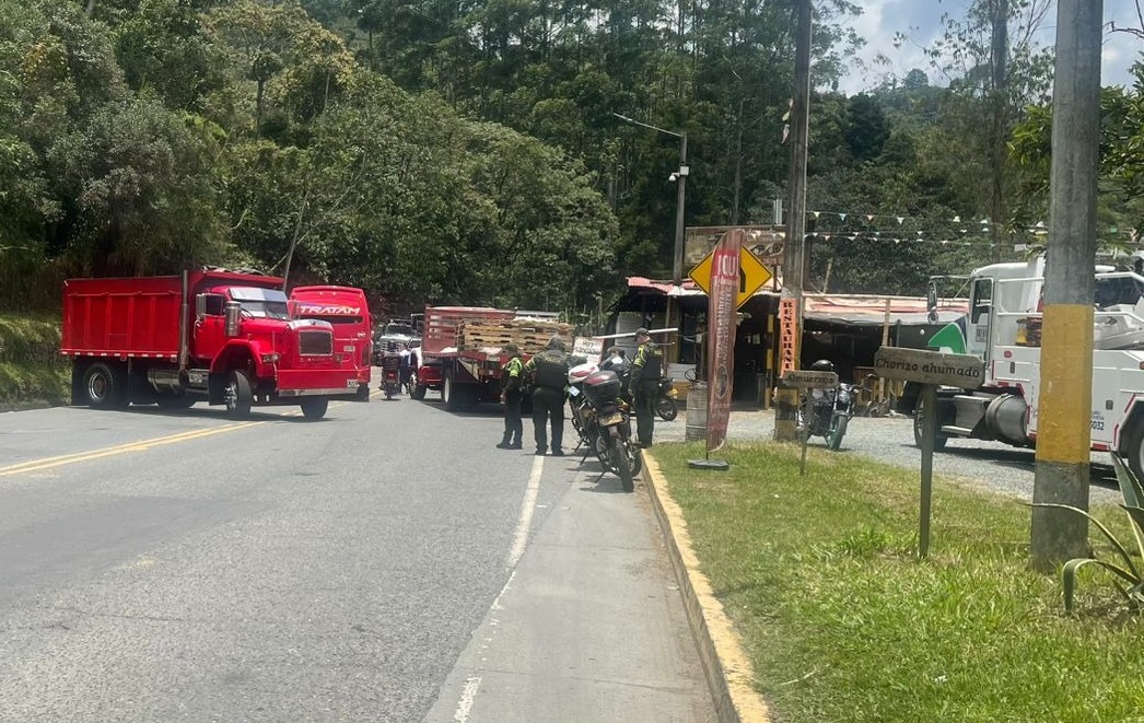 Transportadores protestan en Caldas y Amagá por costo de peajes y supuestas precarias condiciones de las vías al Eje Cafetero  