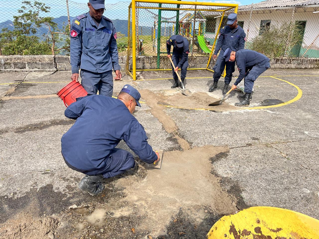 Batallón de Ingenieros de Desminado Humanitario N.° 7 realizó jornada de adecuación escolar en Granada