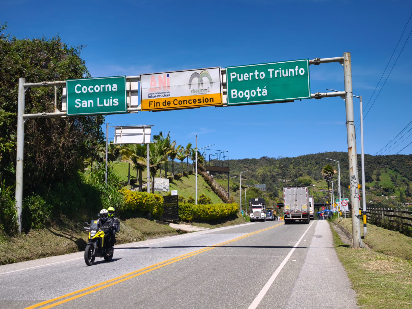 Transportadores mantienen protesta en los peajes de la autopista Medellín–Bogotá a la espera de respuesta de Invías