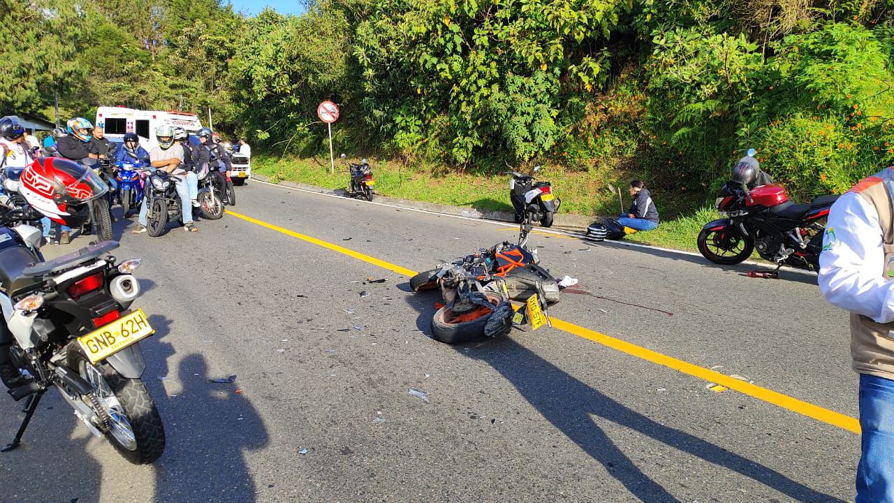 Accidente múltiple cierra la vía La Ceja – El Retiro. Hay varias personas lesionadas