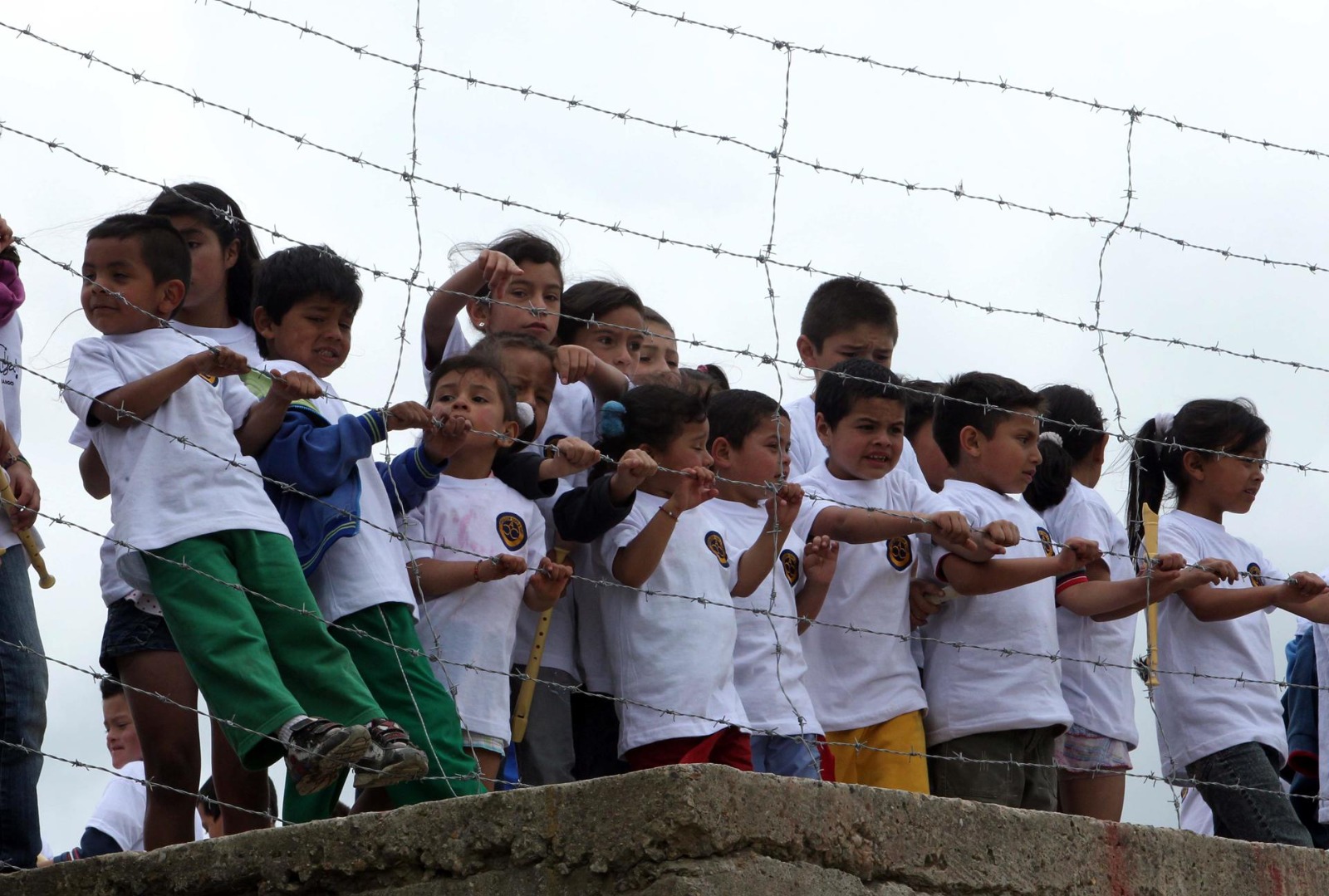 Cada quince días una escuela colombiana queda atrapada en el fuego cruzado del conflicto