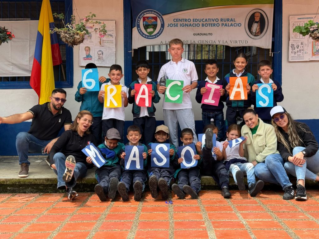 Niños y niñas rurales de El Santuario reciben calzado escolar para favorecer su permanencia educativa