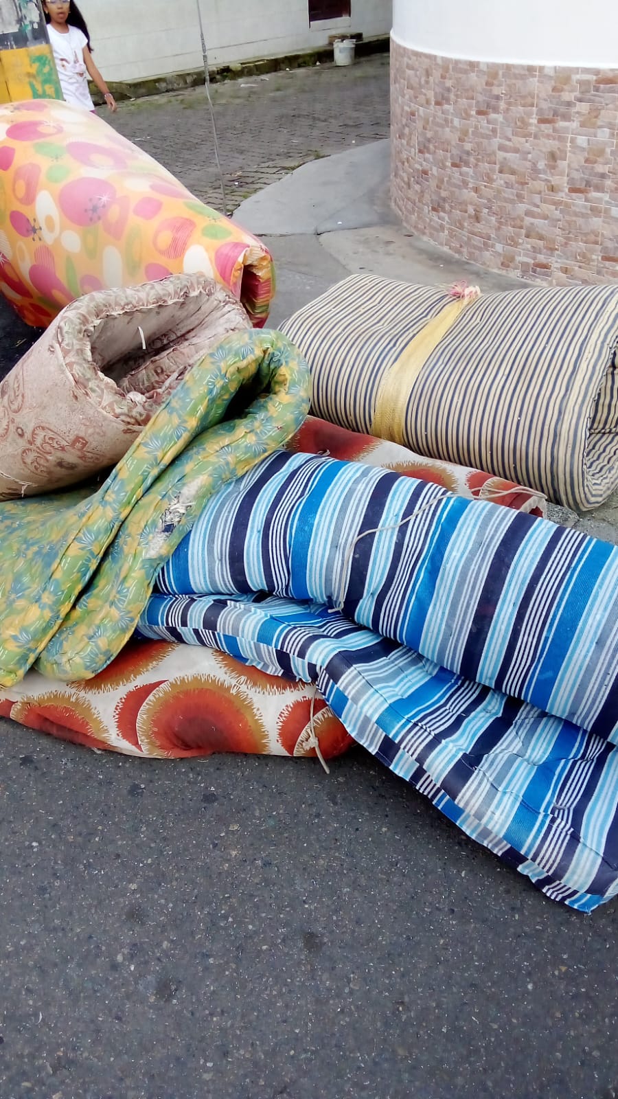 Persisten malas prácticas: colchones usados vuelven a ser abandonados en calles de La Ceja