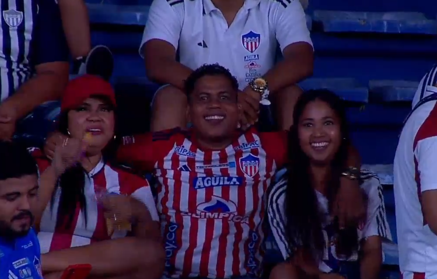 Hincha del Junior reveló la verdad tras el beso viral en el estadio: “Las dos son mis novias… y las dos sabían”