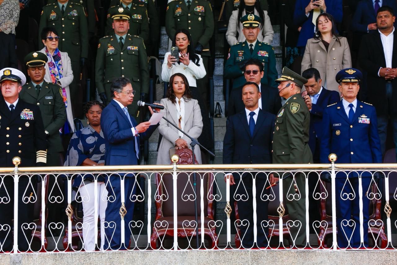 Petro pide al nuevo director de la Policía investigar grupos que buscan “desestabilizar” a Colombia