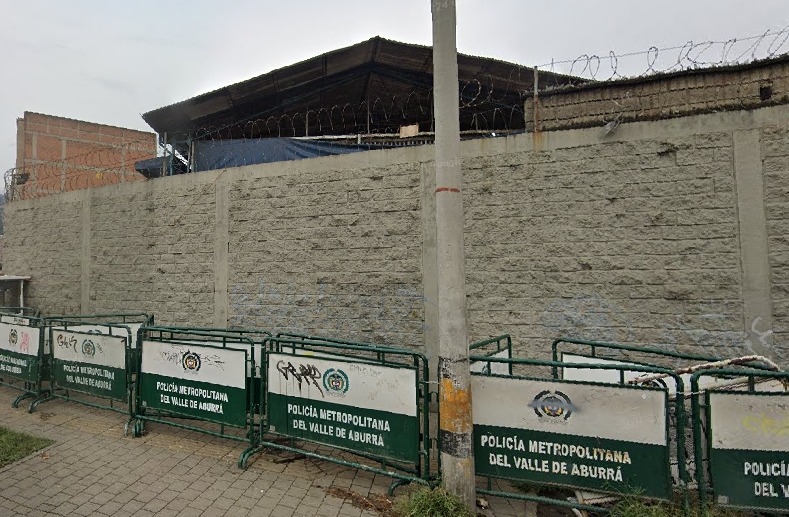 Por un hueco, dos detenidos investigados por delitos sexuales se fugaron de un CTP en Medellín, uno es norteamericano