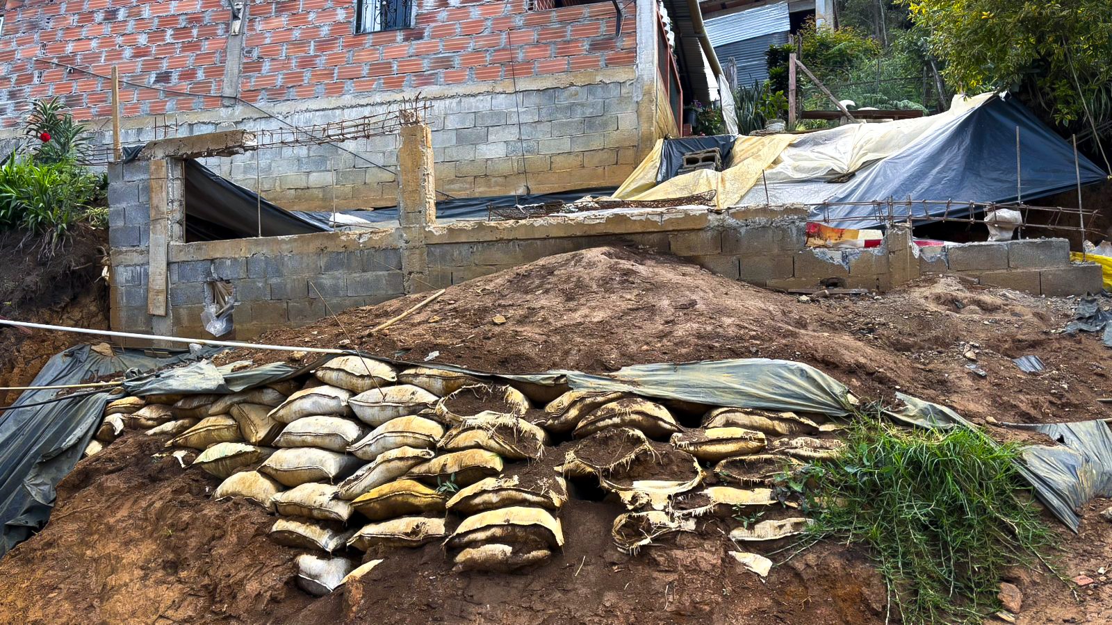 Autoridades sensibilizaron a 20 familias en parte alta de Manrique ante riesgo por temporada de lluvias y deslizamientos 