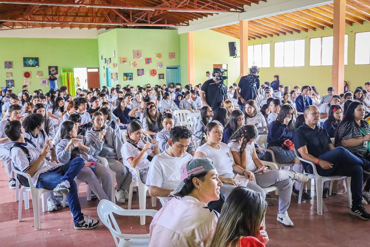 En Guatapé incentivan a jóvenes para votar este domingo en los CMJ: descuentos en navegación jet sky, ropa, gimnasio y más