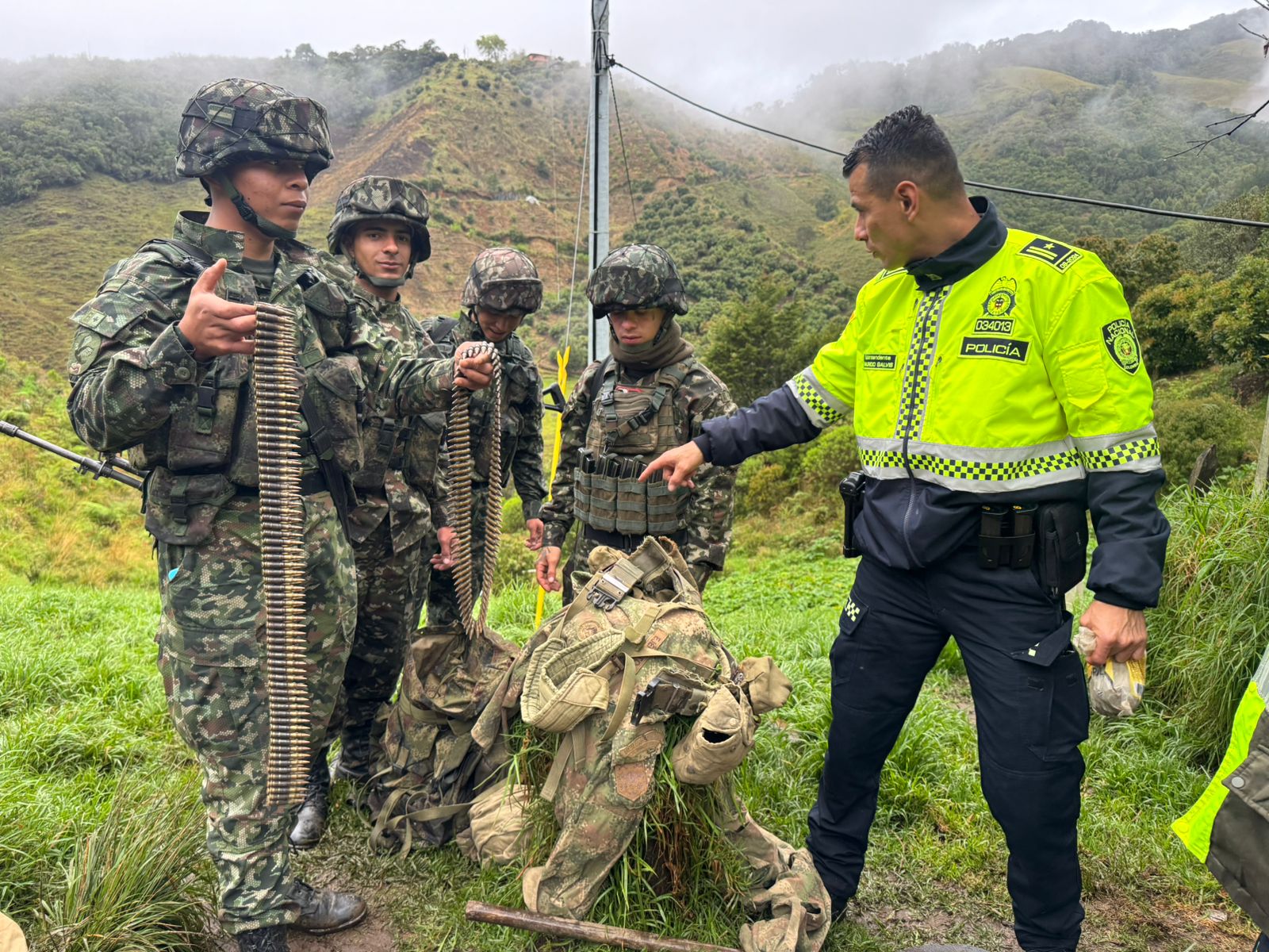 Autoridades en Sonsón decomisaron caninos sin control y capturaron a un hombre con material de uso militar