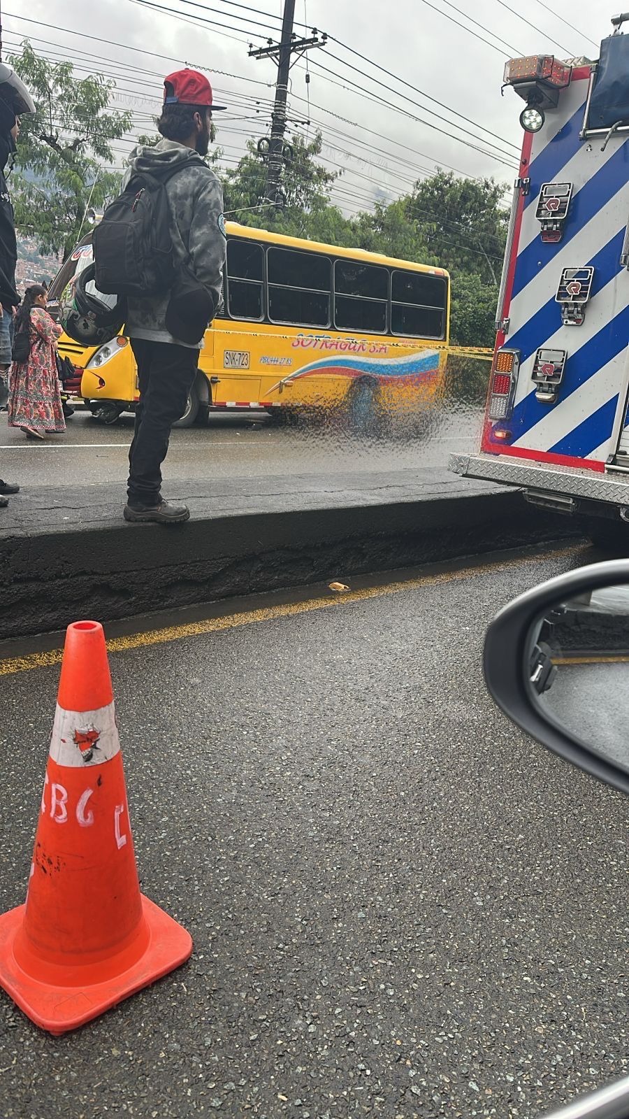Accidente de tránsito entre bus, camión y motocicleta dejó dos personas fallecidas en Medellín, uno era menor de edad