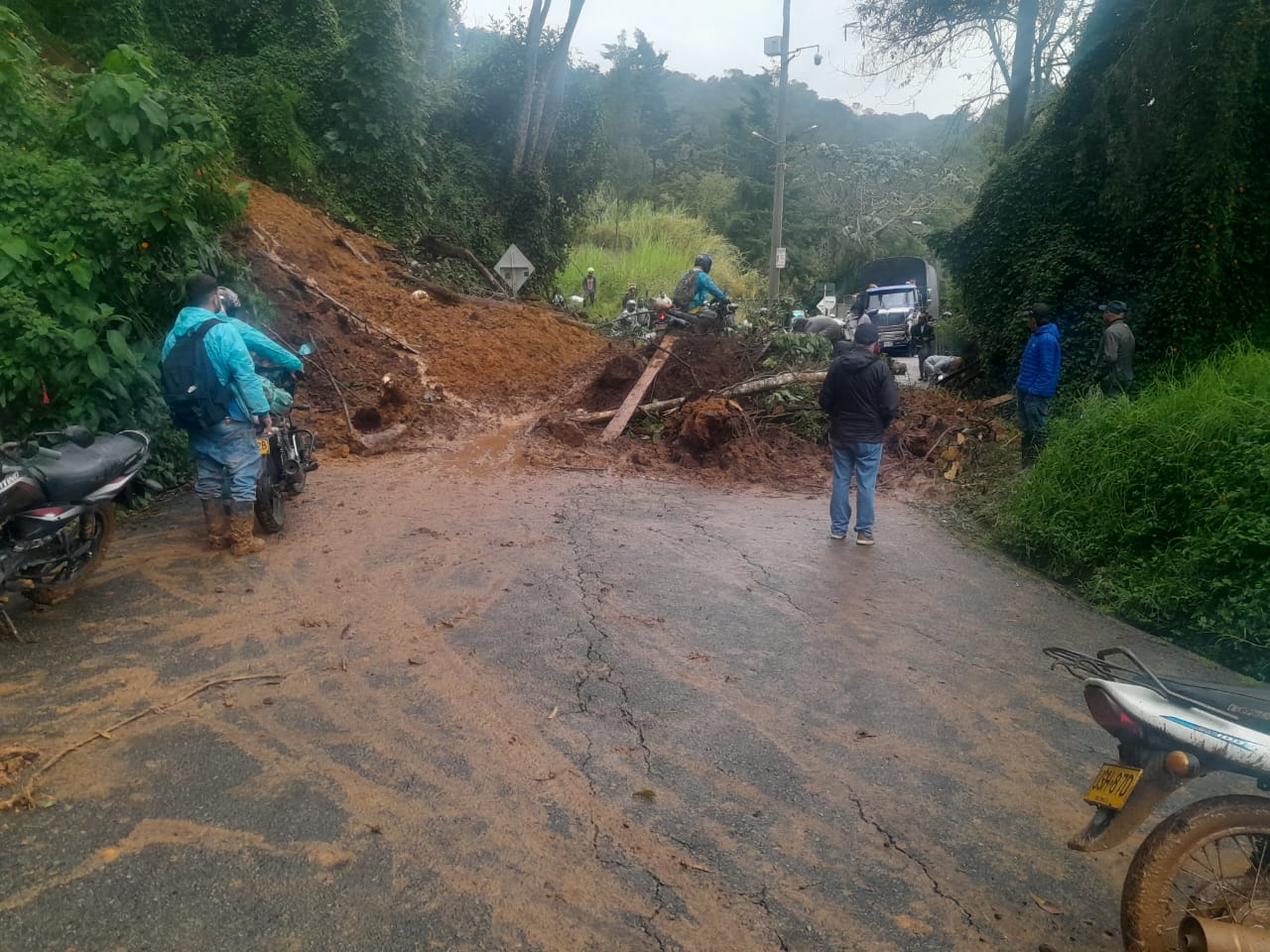 Cierre total en la vía La Ceja – Abejorral por derrumbe en el sector de Rancho Triste