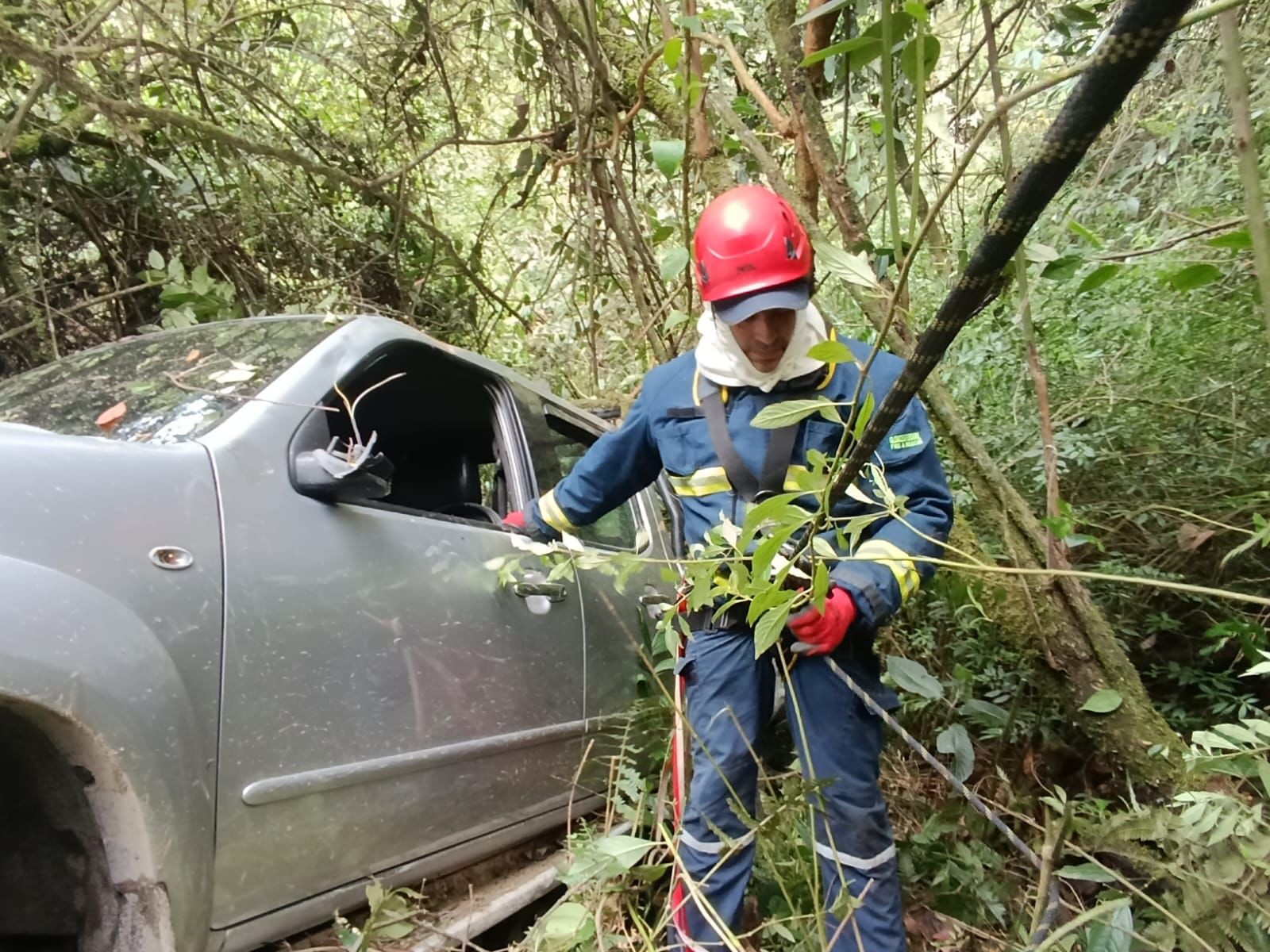 Camioneta rodó por un precipicio en Abejorral, sus dos ocupantes resultaron heridos