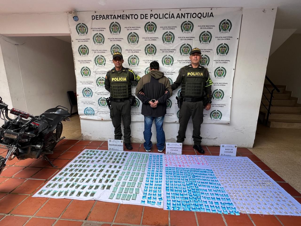 Un hombre fue capturado en la vía Medellín–Bogotá con más de 1.500 dosis de estupefacientes