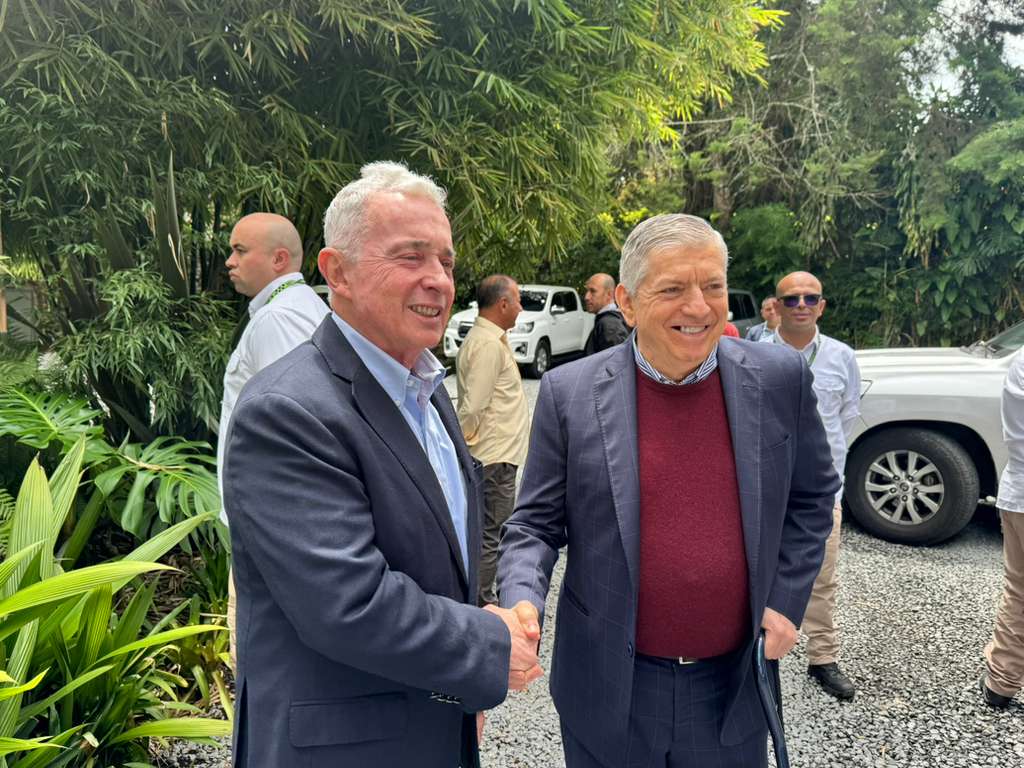 Uribe anuncia intención de “construir una gran coalición democrática” tras reunión con César Gaviria