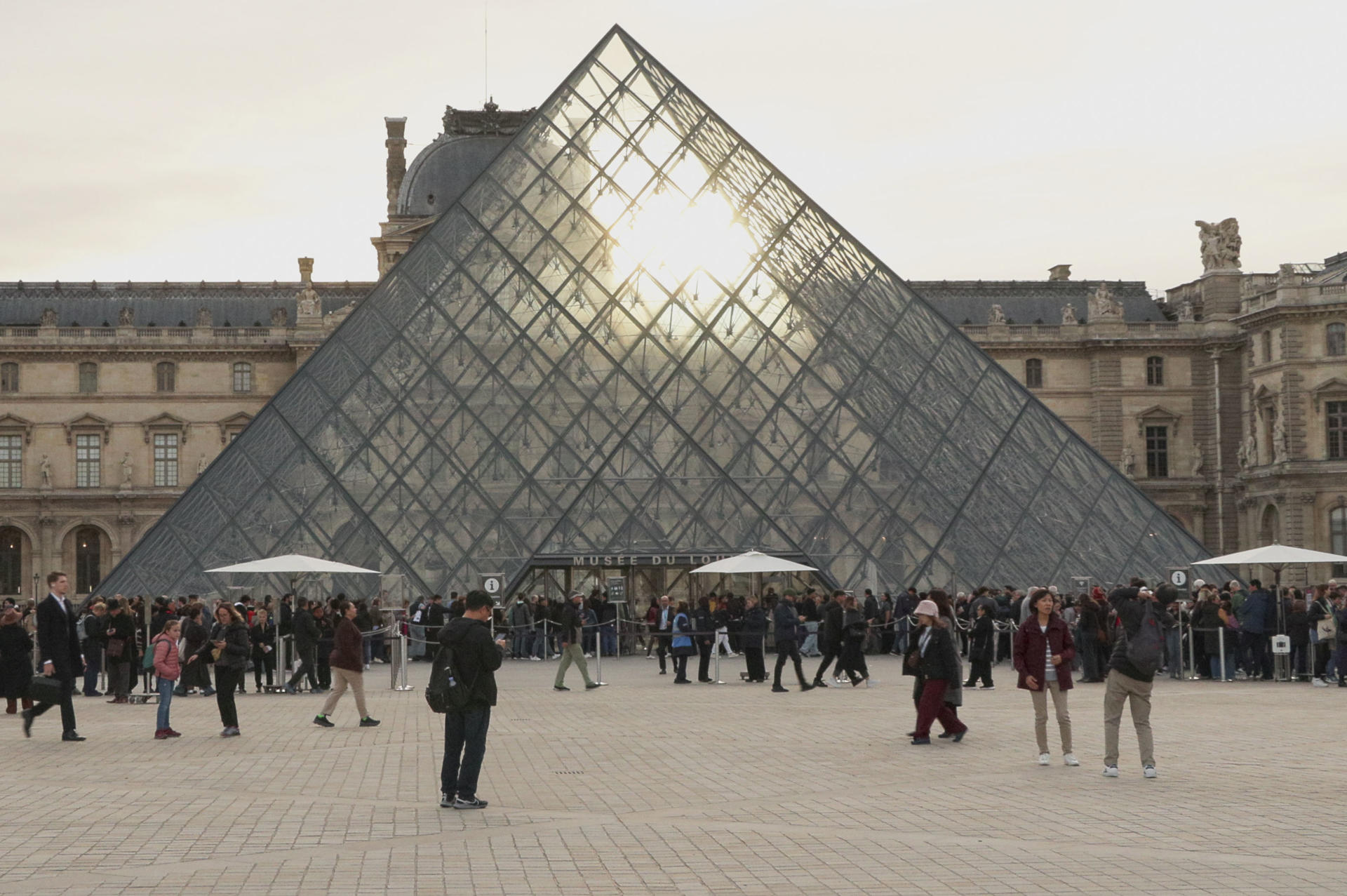 Siete detenidos por el robo del Louvre, pero faltan aún uno de los ladrones y las joyas