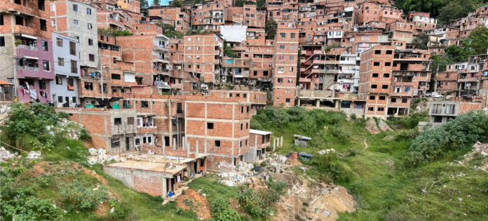 web-Pese-a-operativos-y-recomendaciones,-persisten-construcciones-irregulares-junto-al-puente-de-La-Asomadera-en-Medellín