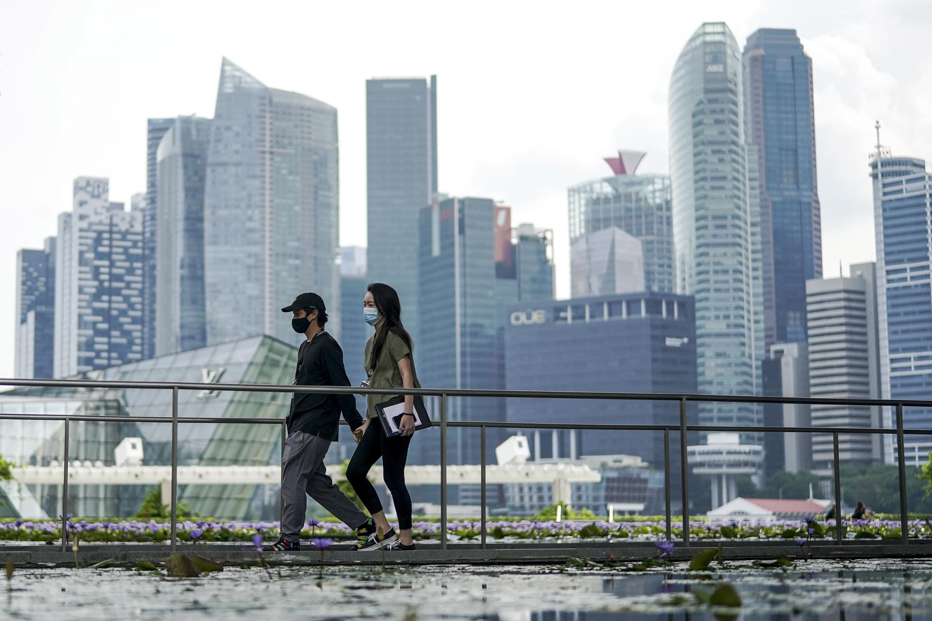 Estafadores digitales en Singapur recibirían hasta 24 latigazos como castigo