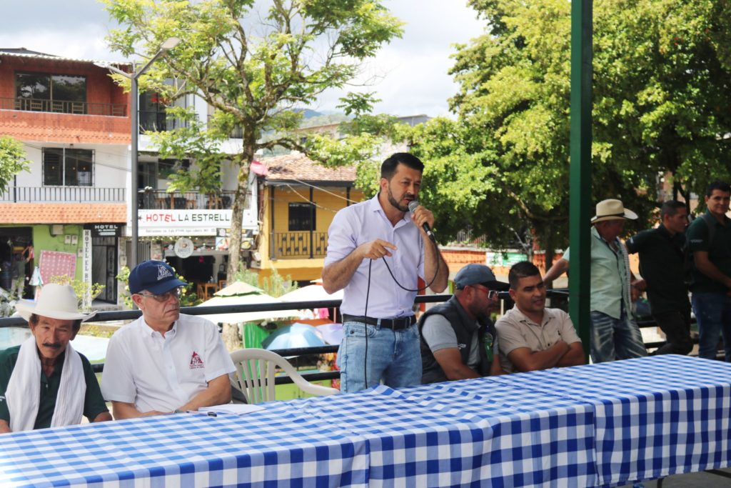 Renovación y siembras: caficultores de San Luis reciben insumos para fortalecer su producción