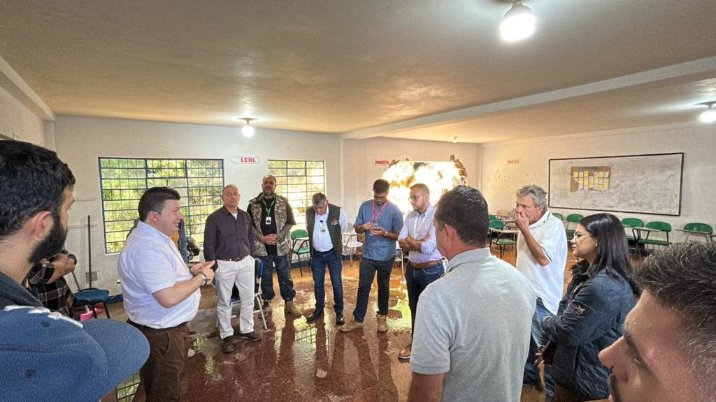 Avanza atencion en colegio de Guarne afectado por un deslizamiento 2