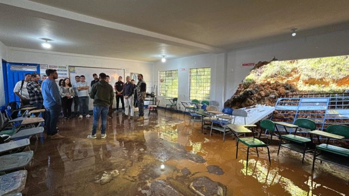 Avanza atención en colegio de Guarne afectado por un deslizamiento (3)