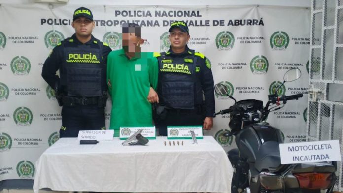 Capturan en Laureles a falso mensajero con arma silenciada