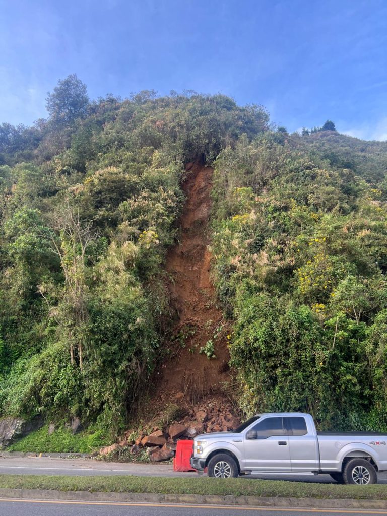 Este seria el motivo de la caida de rocas que obligo el cierre de la autopista Medellin Bogota