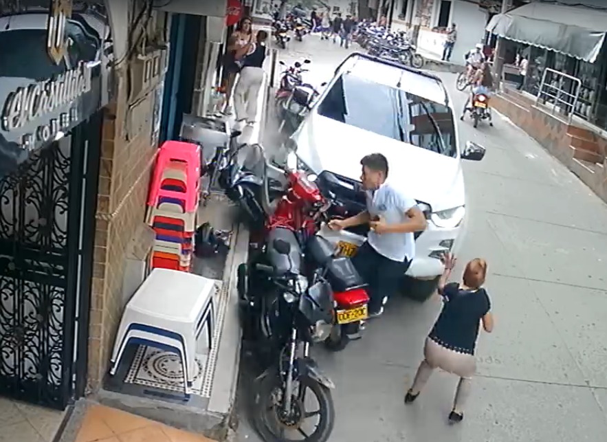 Así fue el accidente de una camioneta en San Rafael que dejó dos lesionados y tres motos afectadas