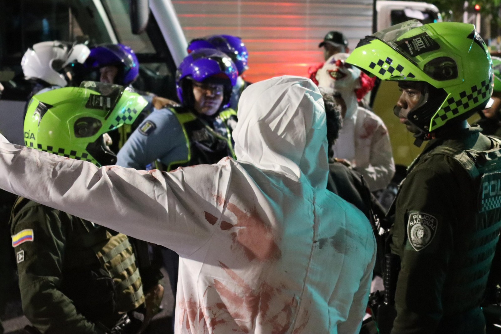 Operativos por Halloween en Medellín dejaron 32 capturados, 503 motos inmovilizadas y más de 1 400 comparendos