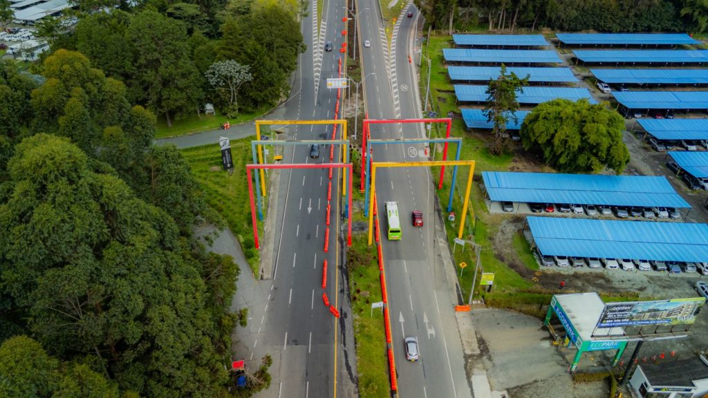 Restauraran la escultura Porticos de Hugo Zapata en el acceso al aeropuerto Jose Maria Cordova