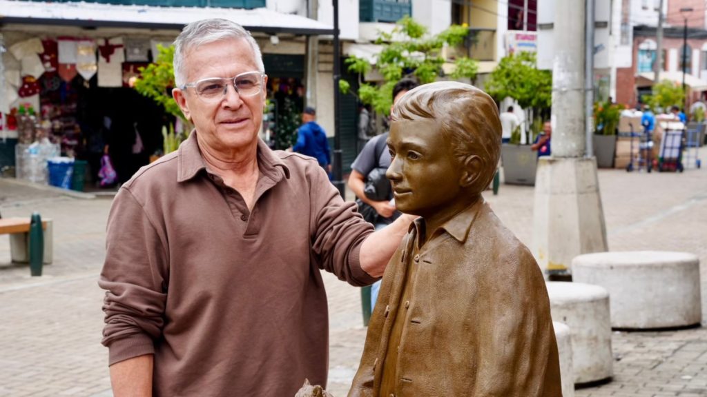 Rionegro presenta un nuevo punto cultural en su centro histórico con la instalación de la escultura “Un sueño de libertad”, pieza creada por el artista Rodrigo Valencia.