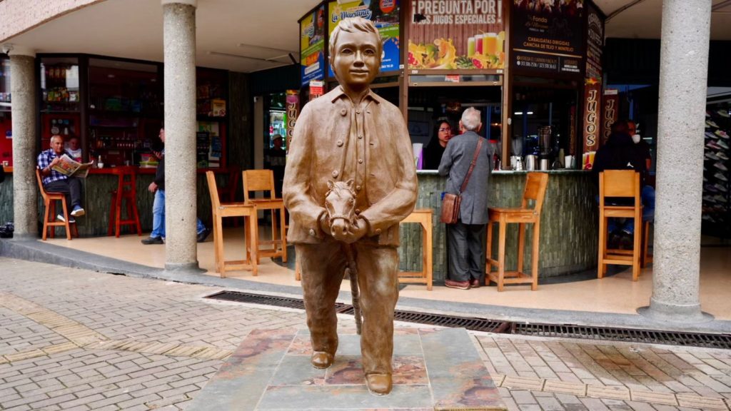 Rionegro presenta un nuevo punto cultural en su centro histórico con la instalación de la escultura “Un sueño de libertad”, pieza creada por el artista Rodrigo Valencia.