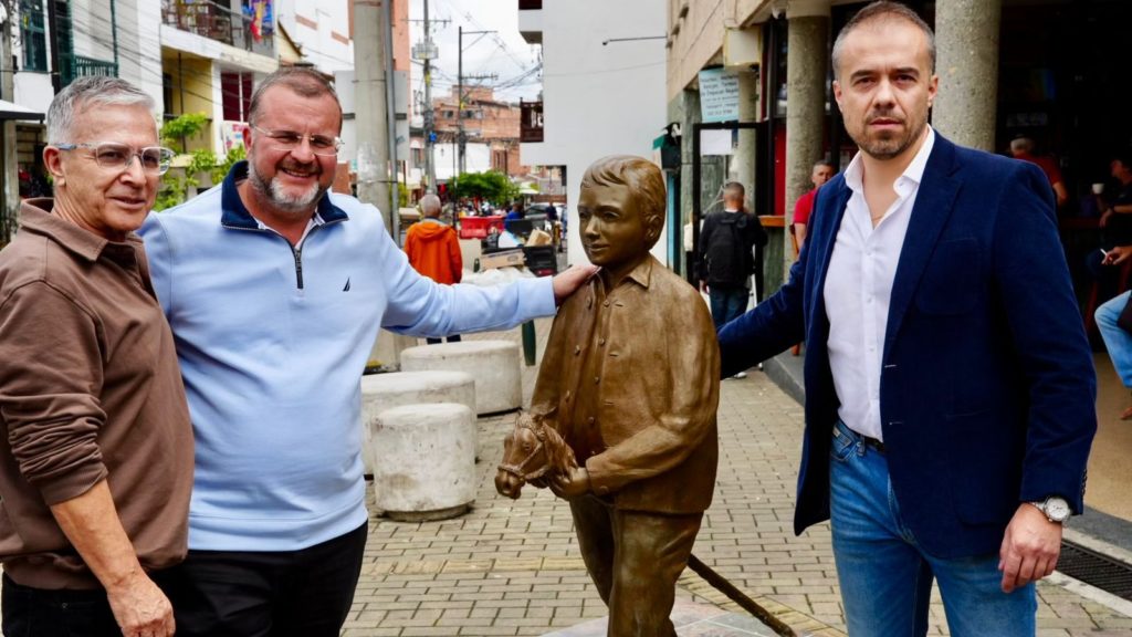 Rionegro presenta un nuevo punto cultural en su centro histórico con la instalación de la escultura “Un sueño de libertad”, pieza creada por el artista Rodrigo Valencia.
